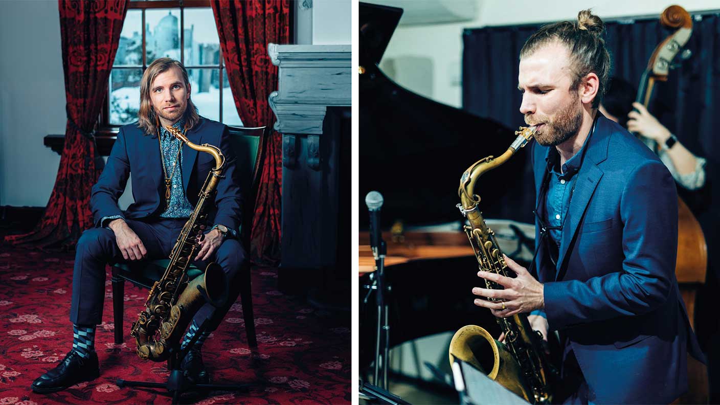 Två bilder. Till vänster man i blå kostym och långt hår sittande på stol med saxofon i handen. Till höger man i blå kostym med håret uppsatt i tofs spelande saxofon på scen.