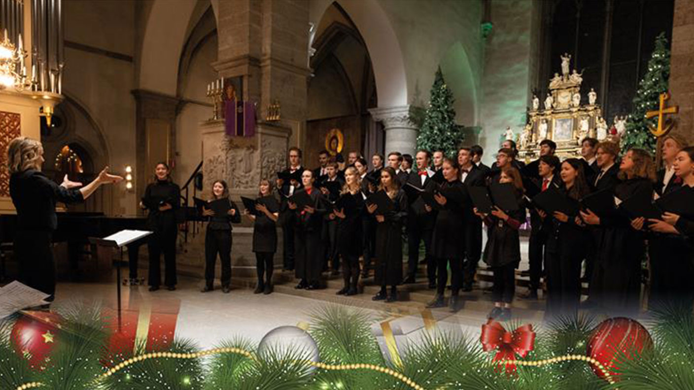 Trettiotal personer sjunger i kör ledda av körledare i kyrka. Grafik i bildens nederkant: julgransgrenar, julkulor och glitter.