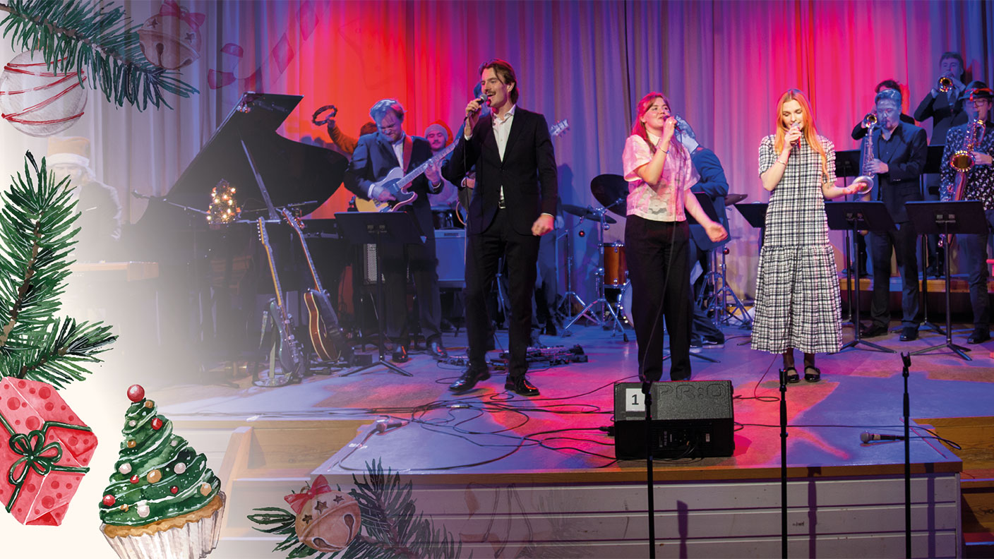 Man och två kvinnor sjunger på scen tillsammans med storband.