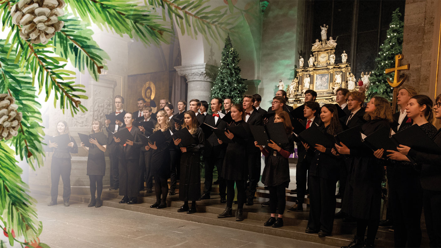 Trettiotal svartklädda personer sjunger körsång i juldekorerad kyrka.