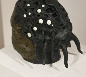 Huvudformad keramikskulptur med tentakler