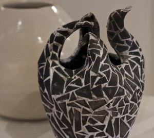 Svart keramikvas eller kanna med vitt mönster