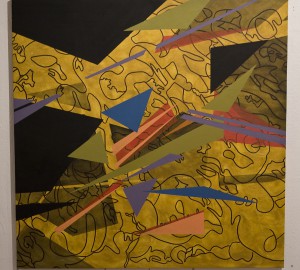 Abstrakt collage med olikfärgade trianglar mot gul bakgrund.