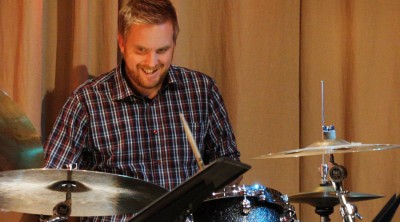 Anders Nordberg spelar trummor vid en lärarkonsert på Kävesta.