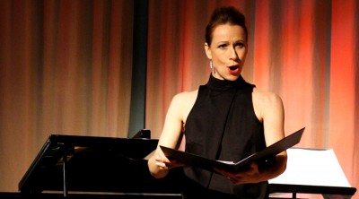 Anna-Sofia Gahnfelt sjunger vid en lärarkonsert på Kävesta.