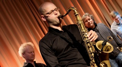 Henrik Nordén spelar saxofon vid en lärarkonsert på Kävesta.