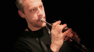 Jakob Gudmundsson undervisar i trumpet.