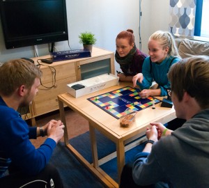 Fyra deltagare spelar spel i Internatets allrum.