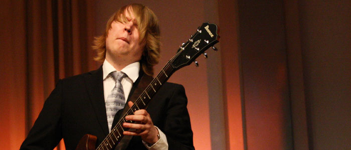Nicklas Boman spelar gitarr vid konserten "Musik från när och fjärran".