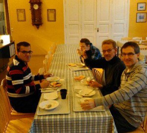 Mahir, Simon, Allan & Tom sitter vid frukostbordet.