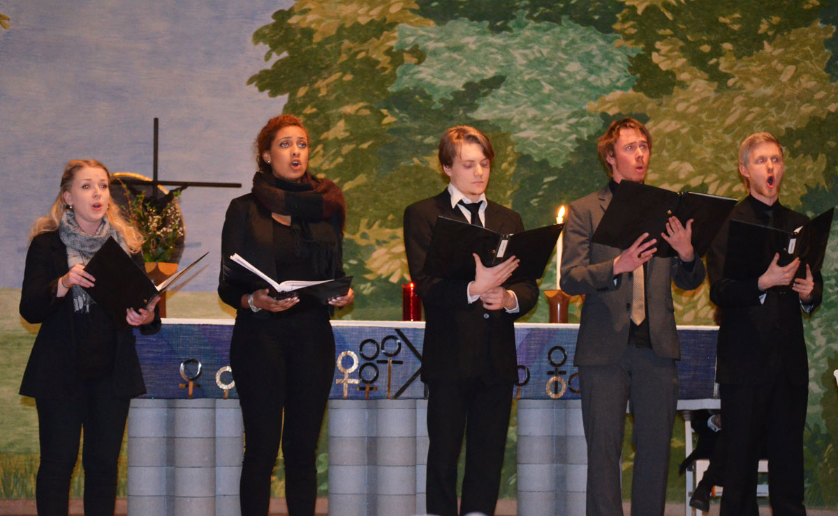 Fem Kävestaelever sjunger i Kumla kyrka