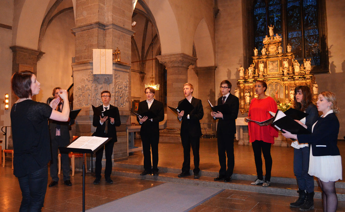 7 kävestaelever sjunger under ledning av Anna-Sofia Gahnfeldt