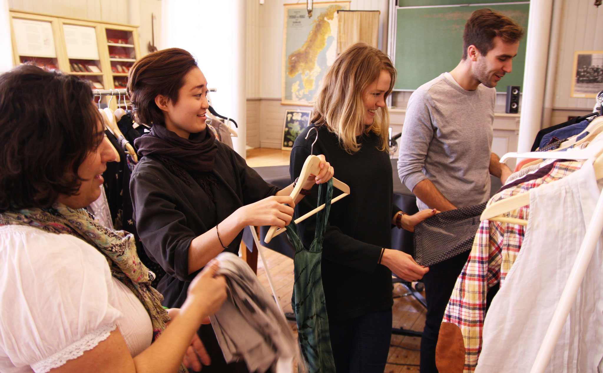 Kristin, Mira , Amilia & Nicoló hjälps åt att sortera insamlade kläder.