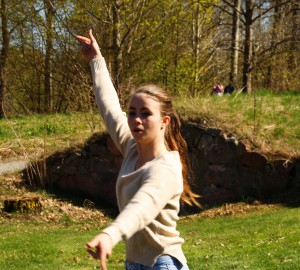 En elev dansar med armarna utsträcka.
