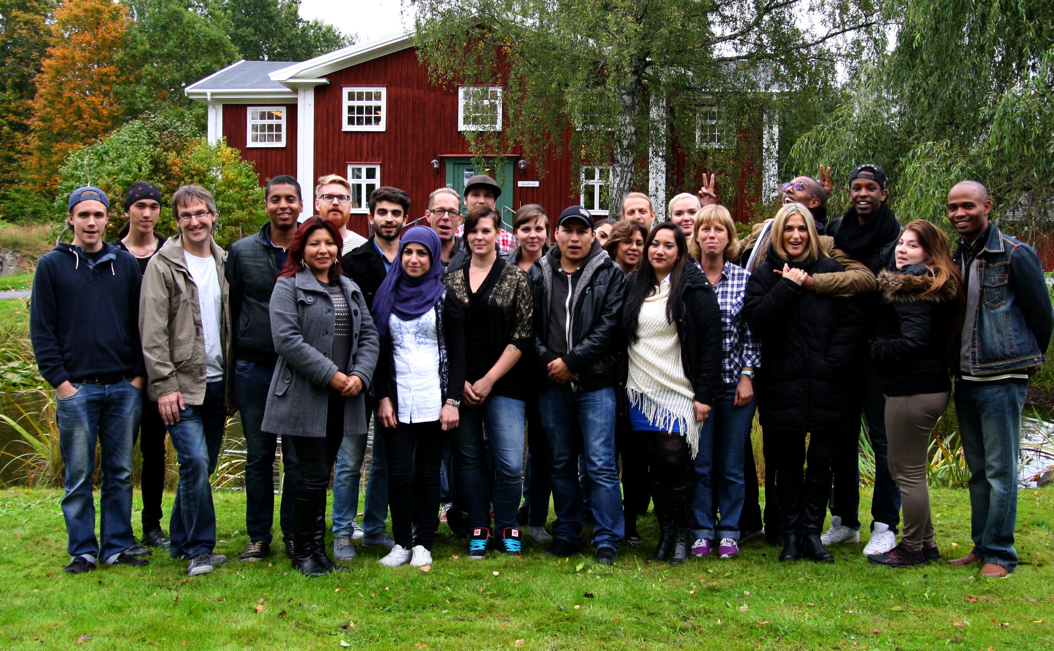 Gruppfoto med deltagare från Kävesta och Runö folkhögskola, framför konsthuset