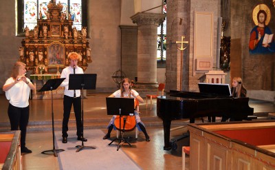 Kammarmusikensemble med två flöjtister, en cellist och en pianist.