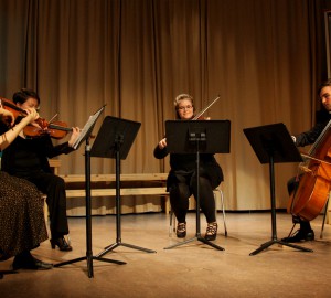 Klassisk ensemble med fyra personer på fiol, cello med mera.