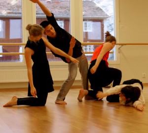 Fyra dansare i danssalen på Kävesta