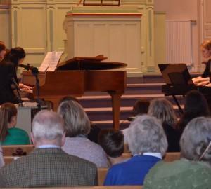 Fyra deltagare spelar i par på två olika pianon.