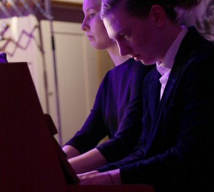 Två pianister spelar fyrhänt piano.