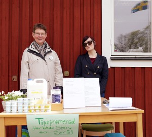 Två representanter från Miljögruppen på Kävesta säljer egentillverkat läppcerat och deodorant, till förmån för Läkare utan gränser.