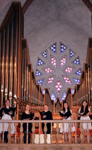Fem sångare på en balkong i Nicolaikyrkan. I bakgrunden orgelpipor.