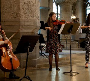 Tre klassiska musiker spelar stråkisntrument.