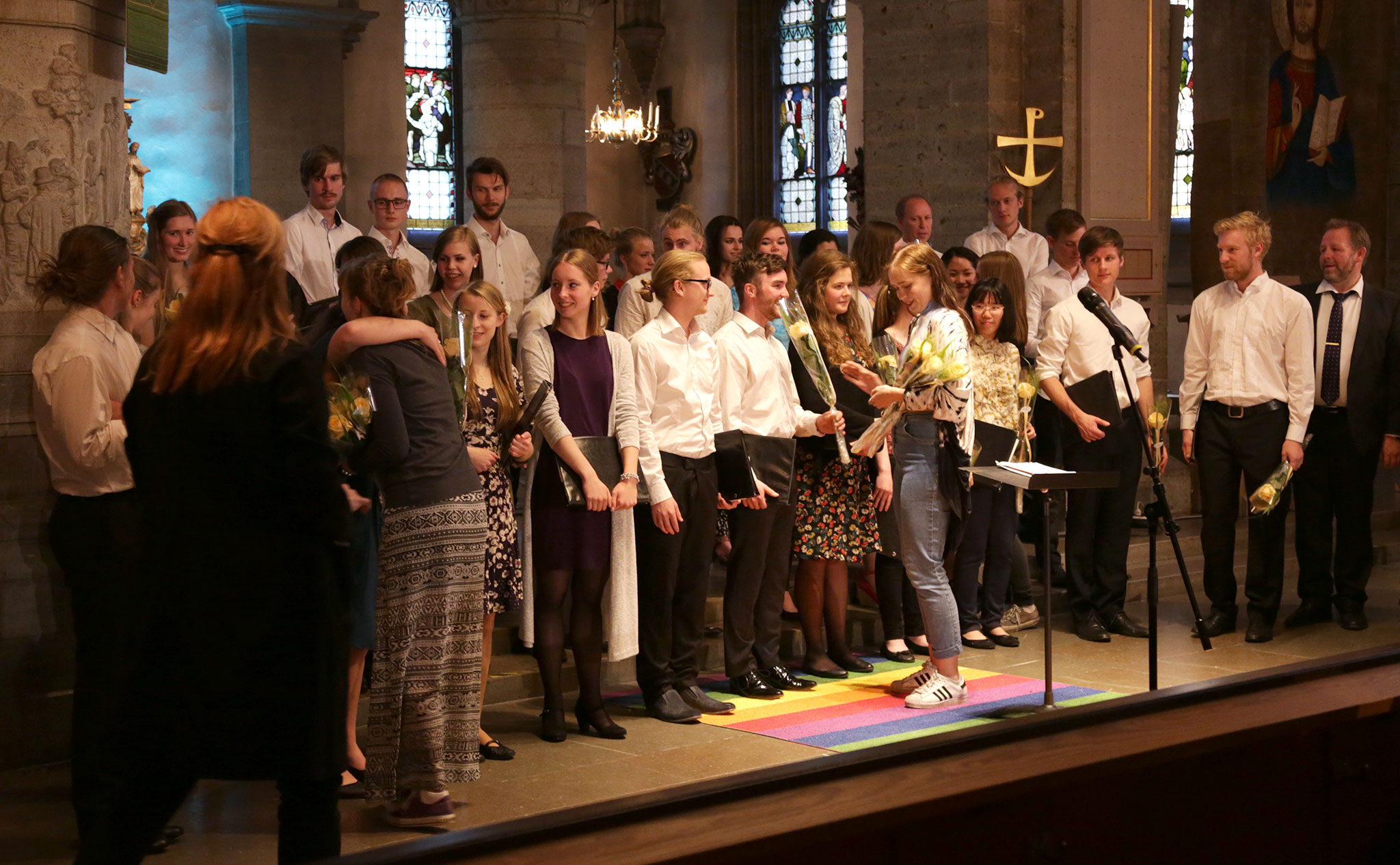 Musiklinjens kör avtackas i Nicolai kyrka med blommor och kramar.