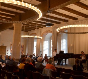Klassisk konsert i en lokal med stora runda ljuskronor i taket.