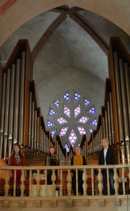 Fyra sångare på balkongen i S:t Nicolai kyrka