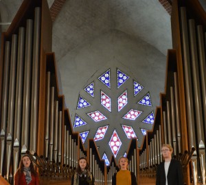 Fyra sångare på balkongen i S:t Nicolai kyrka