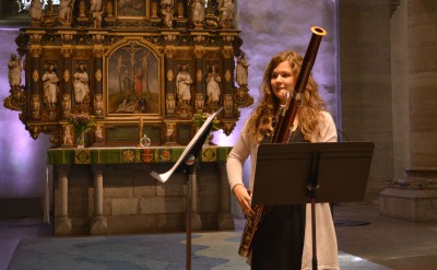En deltagare spelar fagott i kyrkan.
