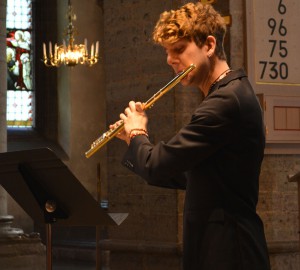 Flöjtspelare i en kyrka.