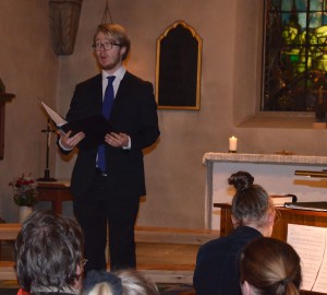 Sångare och pianist framför publik i en kyrka