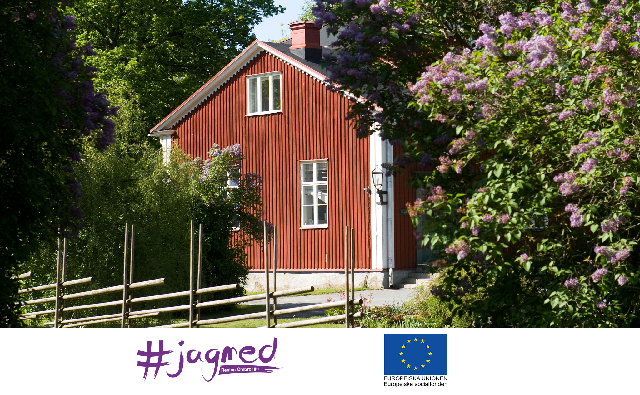 Bild på ett rött hus med vita knuta. Framför huset en gärdesgård och runt det syrénhäckar. I nederdel av bild ett vitt fält med två logotyper, för #jagmed och ESF.