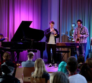 Fem deltagare spelar jazz på scenen i Kävestas aula.