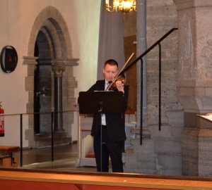 Pianist, fiolspelare och sångare i Nicolaikyrkan.