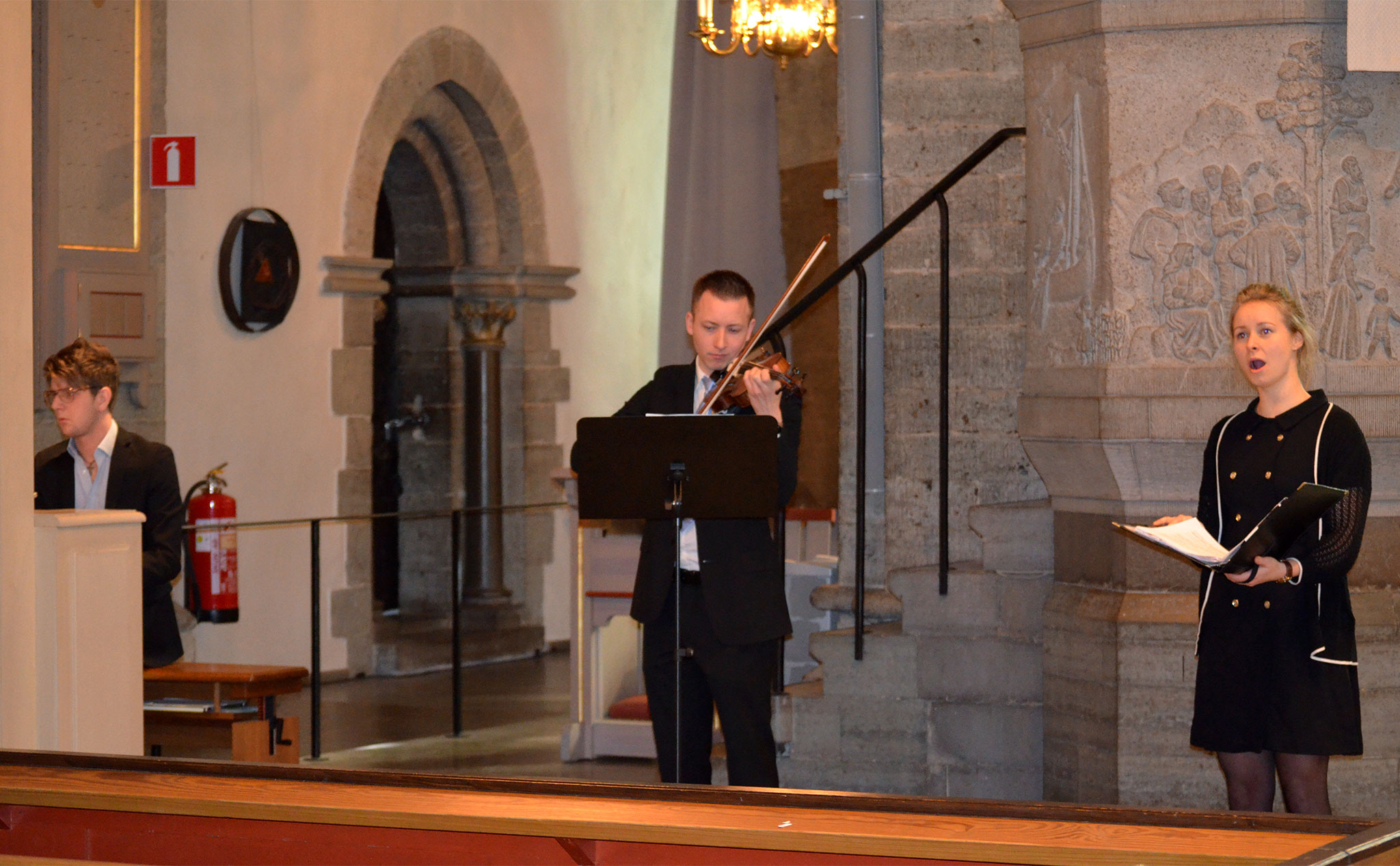 Pianist, fiolspelare och sångare i Nicolaikyrkan.