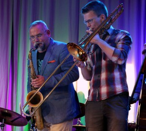Karl-Martin Almqvist tillsammans med en trombonist i en jazzensemble.