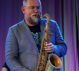 Halvkroppsbild på Karl-Martin Almqvist som spelar solo på saxofon.