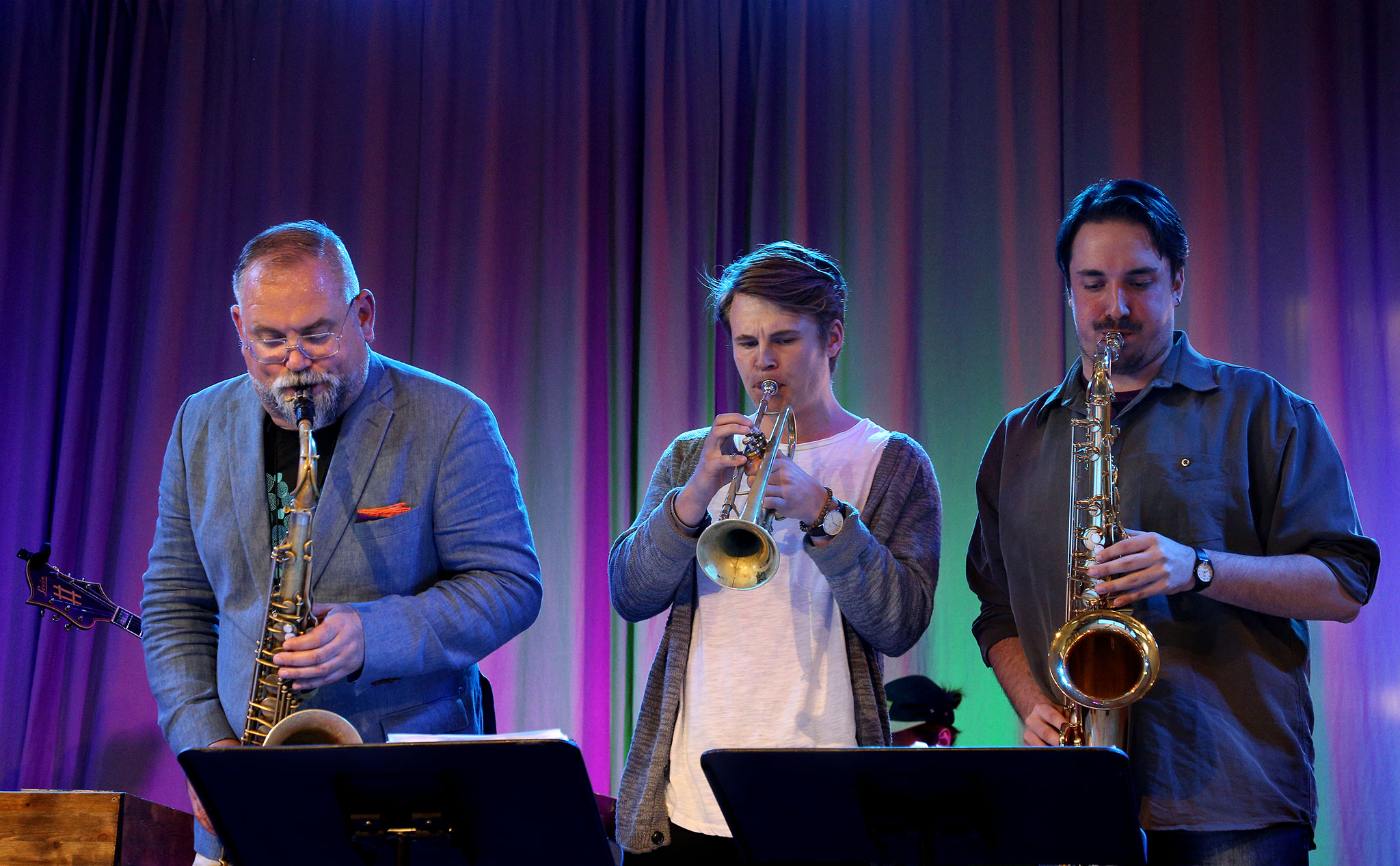 Karl-Martin Almqvist på saxofon tillsammans med ytterligare en saoxofonist och en trumpetare.