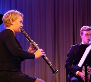 Två deltagare spelar klarinett respektive bas-klarinett.