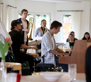 En ensemble spelar jazz i Kävestas matsal.