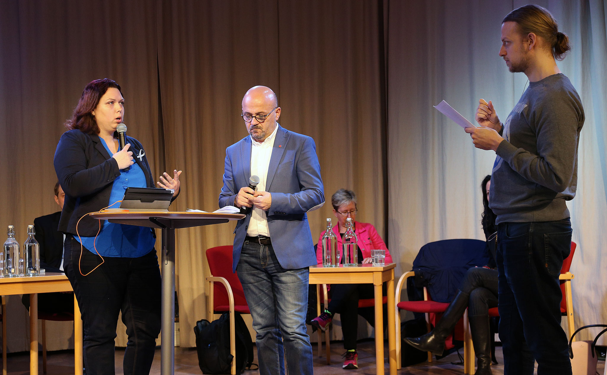 Cristina Örnebjär (Liberalerna) och Murad Artin (Vänsterpartiet) vid debatt på Kävesta folkhögskola
