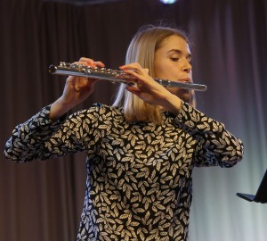 En deltagare spelar flöjt.
