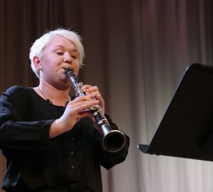 En deltagare som spelar klarinett.