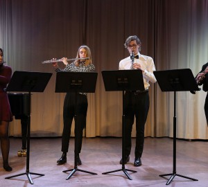 En ensemble med fyra deltagare som spelar blåsinstrument.