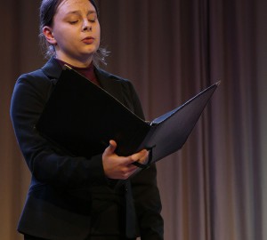 En deltagare sjunger