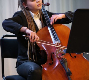 En deltagare spelar cello.