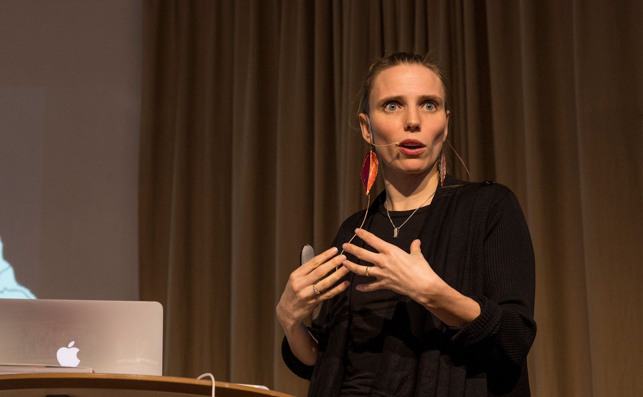 Anna Roxvall på scen på Kävesta folkhögskola